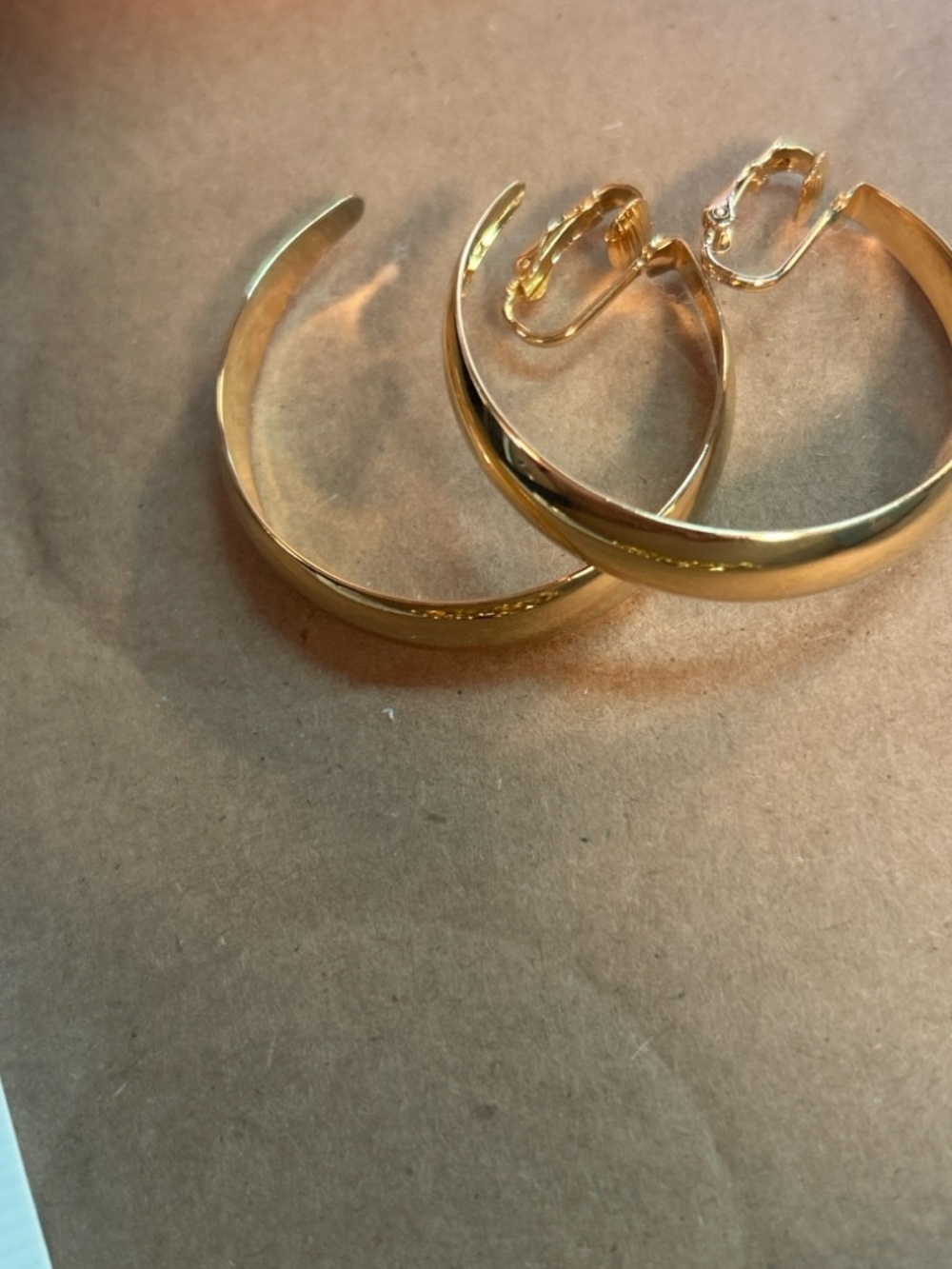 V2 Vintage Avon Gold Tone Cuff Bracelet Set Minimalist Hinged Bangle Pair NIB - Picture 3 of 3